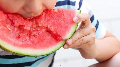 哥哥吃瓜肚子疼,揭秘夏日消暑美食背后的健康隐患