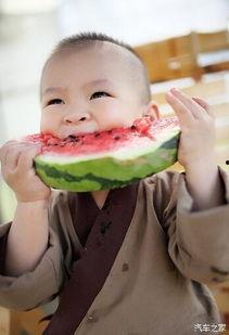 萌娃摔瓜趴着吃,可爱瞬间萌翻网友