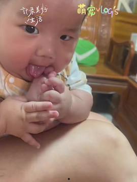 萌娃摔瓜趴着吃,可爱瞬间萌翻网友  第2张