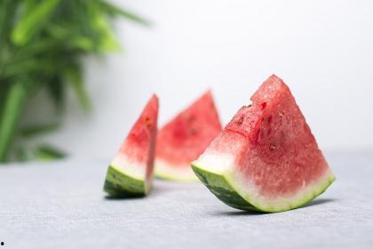 梦见偷西瓜吃不熟的瓜,偷摘未熟西瓜的奇幻体验