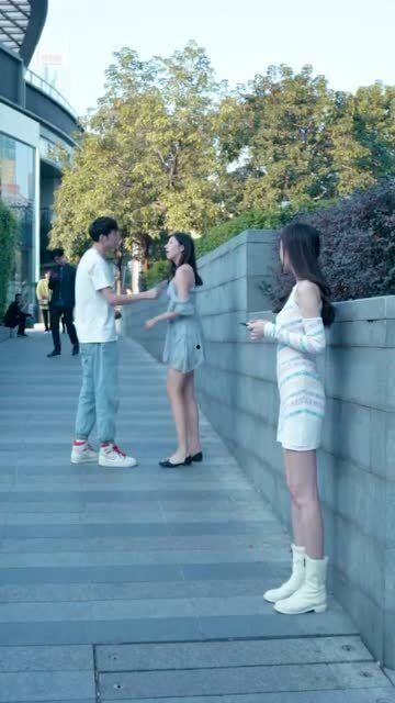 吃瓜情侣吵架突然做饭